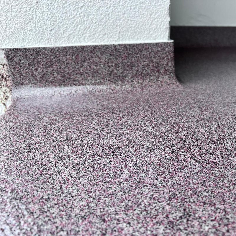 Pavimento com aplicação de revestimento Epóxi com Quartzo Colorido